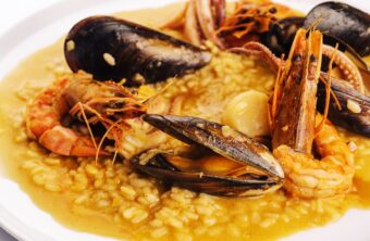 ¿Cuánto arroz por persona en una paella?