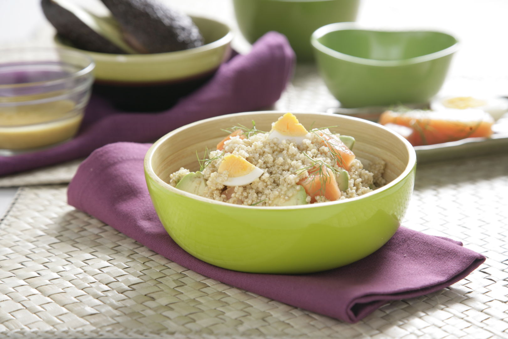 Ensalada de quinoa con aguacate, huevo cocido y salmón