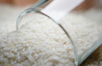 ¿Cómo cocer el arroz blanco para que quede suelto?