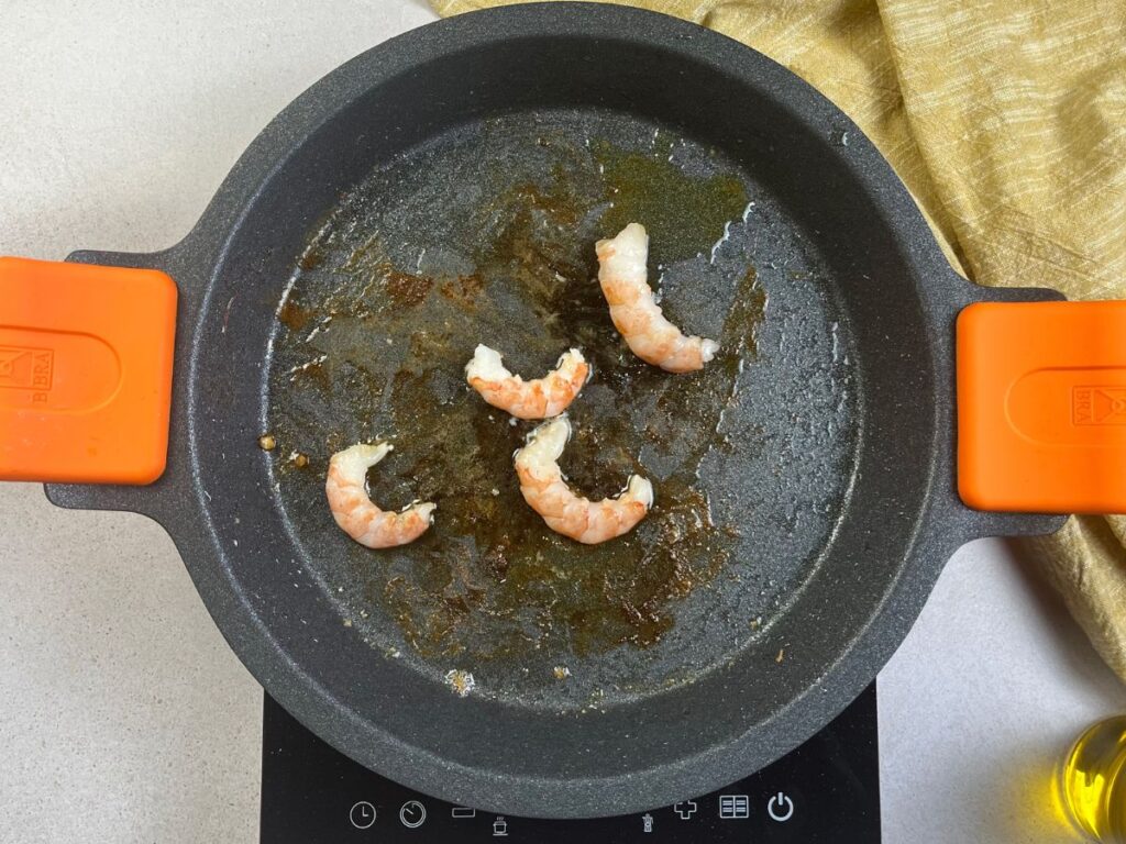 Cocinar gambas para fideuá de marisco