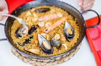 Cantidad de agua para 1 kg de arroz en la paella