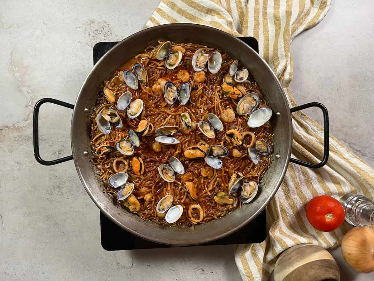 Receta de fideuá con fideos finos: Delicioso plato mediterráneo