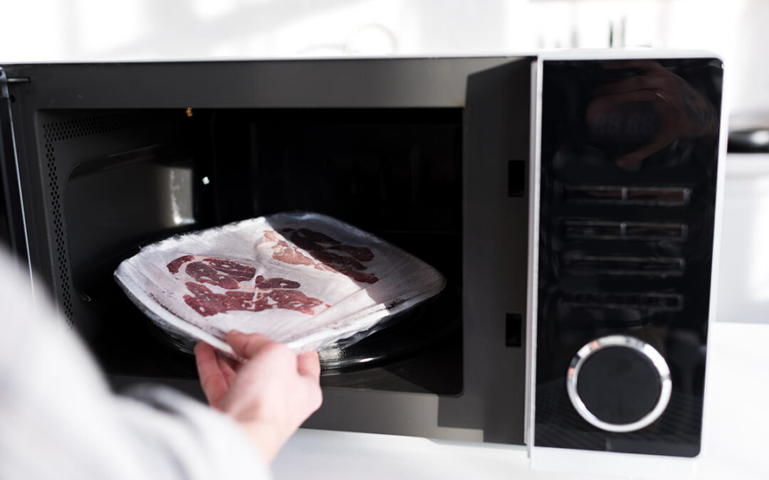 ¿Cómo descongelar alimentos en el microondas correctamente?