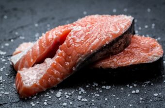 Cómo descongelar salmón de manera segura