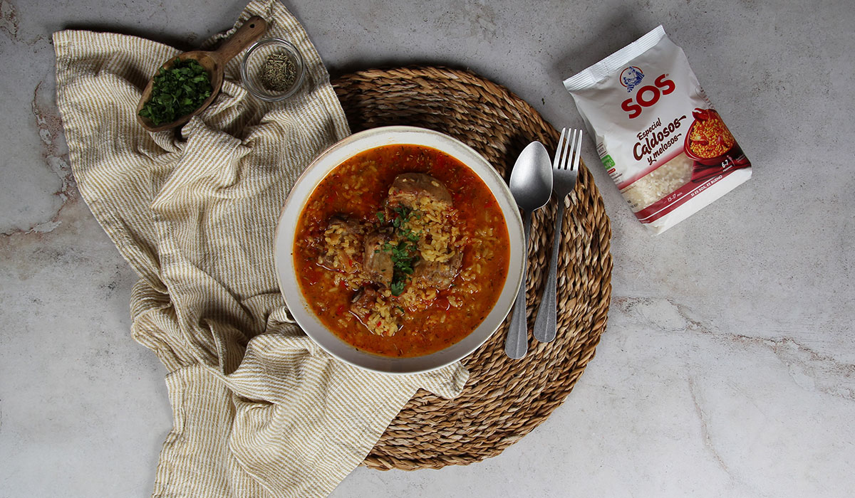 Presentación de arroz caldoso con costillas