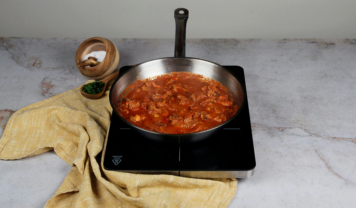 Cocinar la carne para el vindaloo