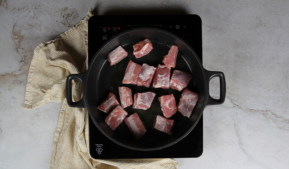 Sofreír carne en arroz caldoso con costillas