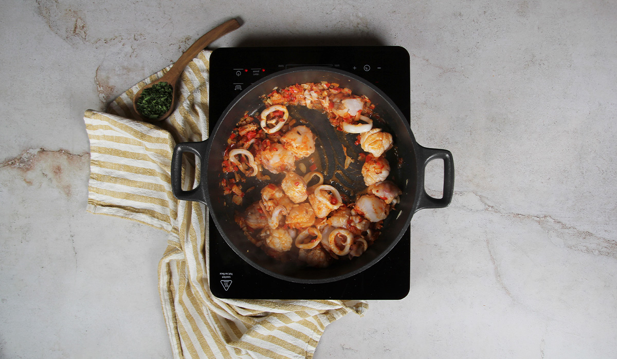 Sofrito y salteado de los calamares y rape