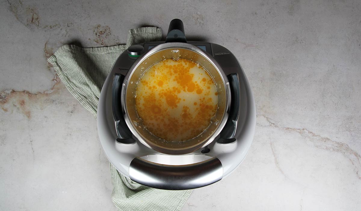 Añadir zanahoria y caldo en Arroz con pollo thermomix para niños