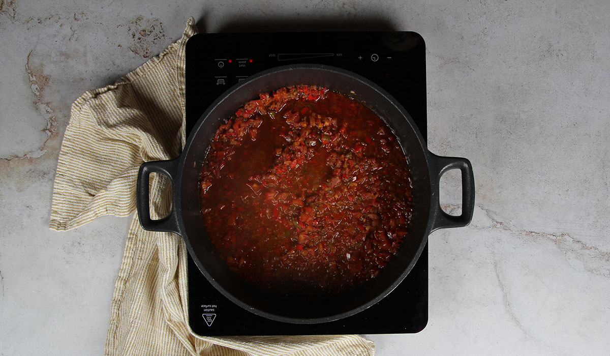 Sofreír verduras en arroz caldoso con costillas