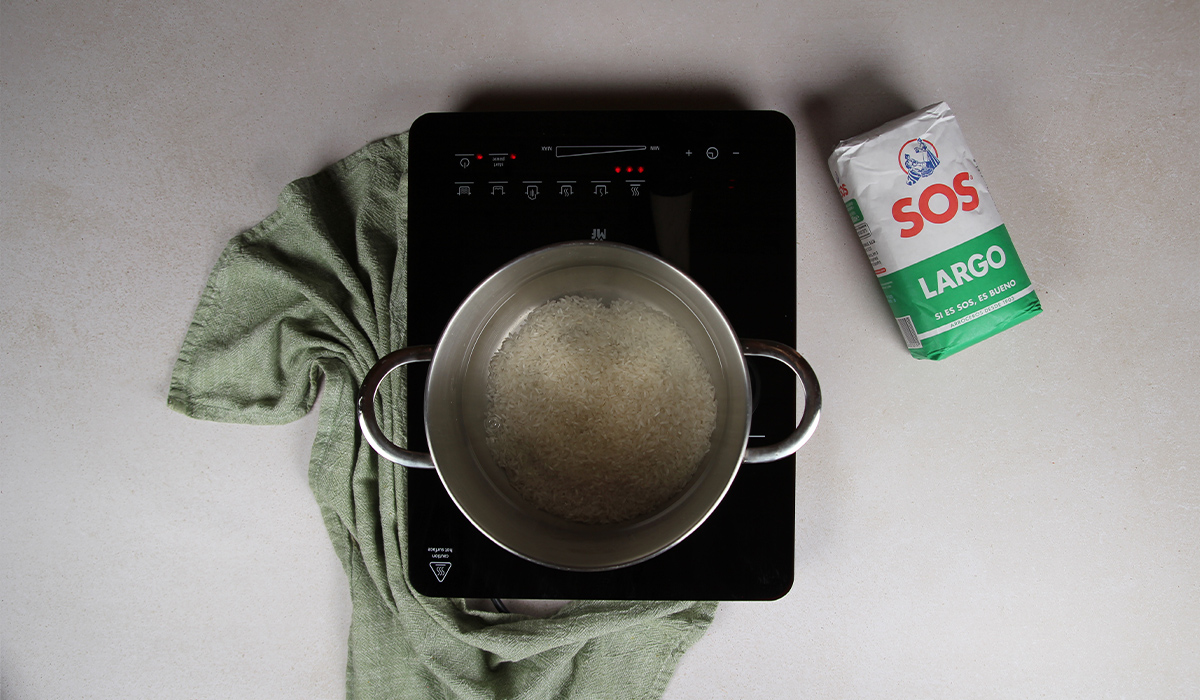 Cocinar el arroz para el ají