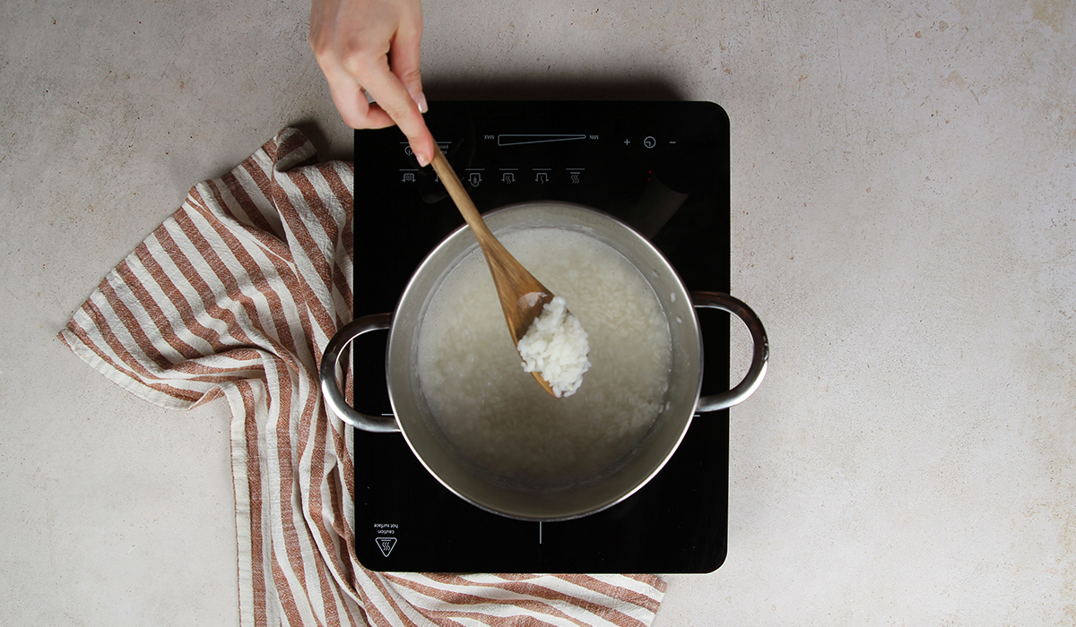 Cocer el arroz para arroz con tofu