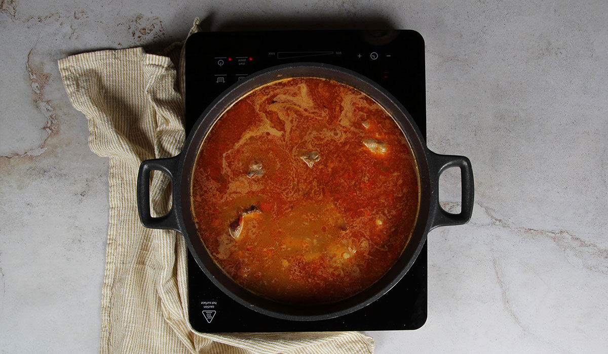 Incorporar arroz, carne y caldo en arroz caldoso con costillas