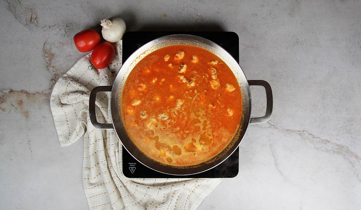 Cocinar los fideos en Fideuà de Gandía