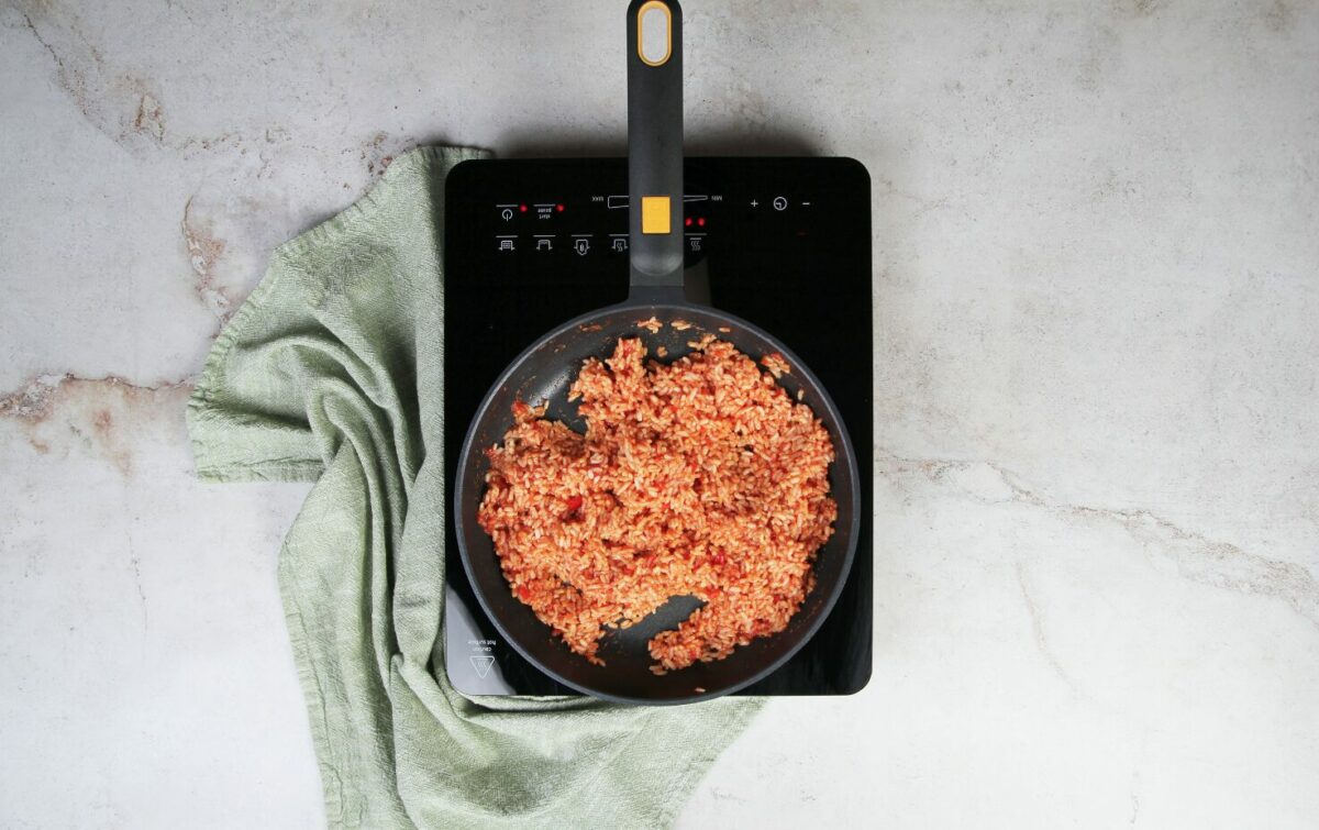 Preparar la salsa de tomate e integrar con el arroz