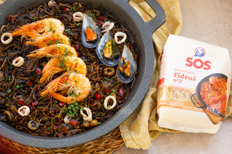 Foto de Fideuá negra con langostinos y mejillones