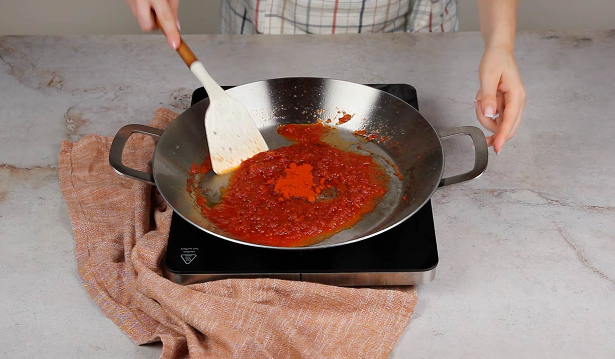 Hacer sofrito para Arroz al horno en paella