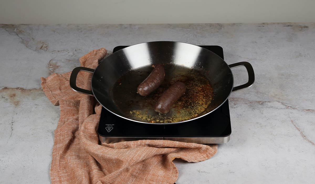 Marcar la morcilla para Arroz al horno en paella