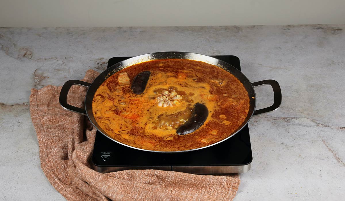 Caldo, morcilla para Arroz al horno en paella