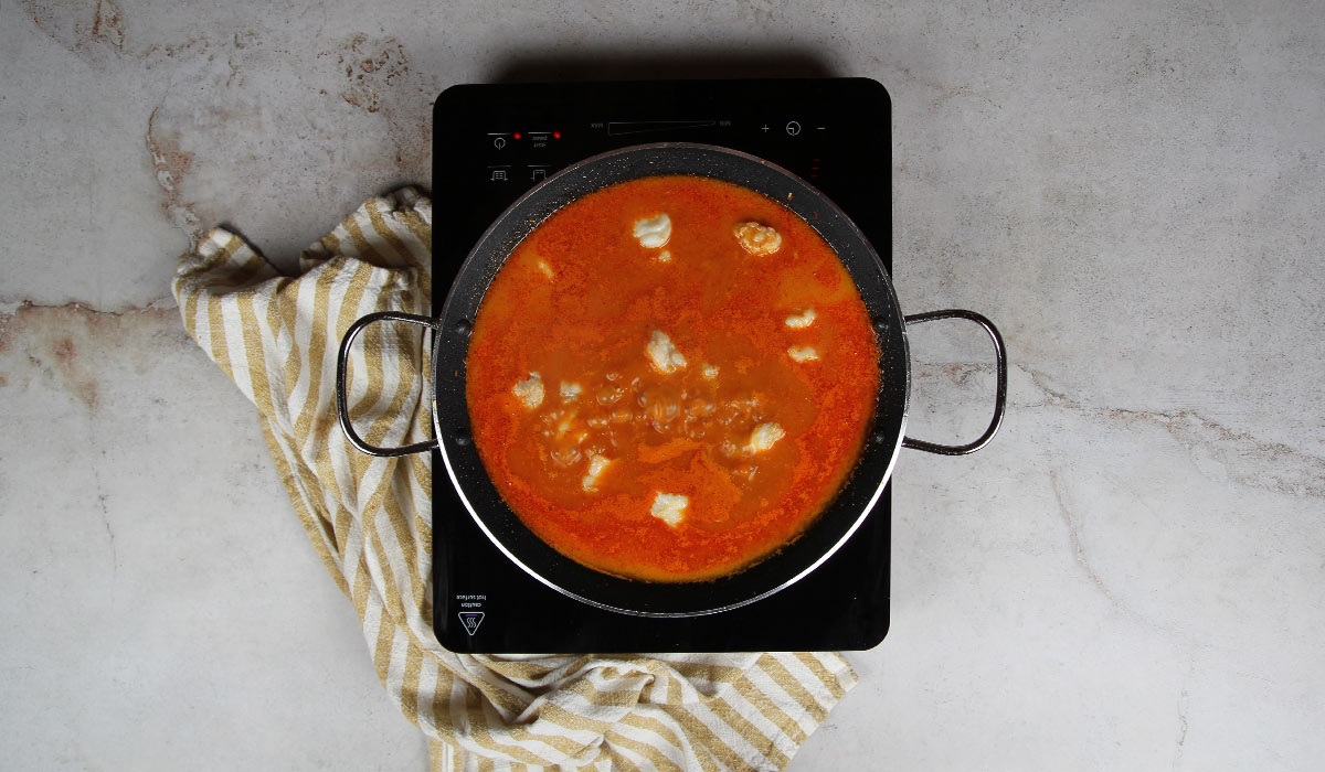 Incorporar rape en Paella de pescado 