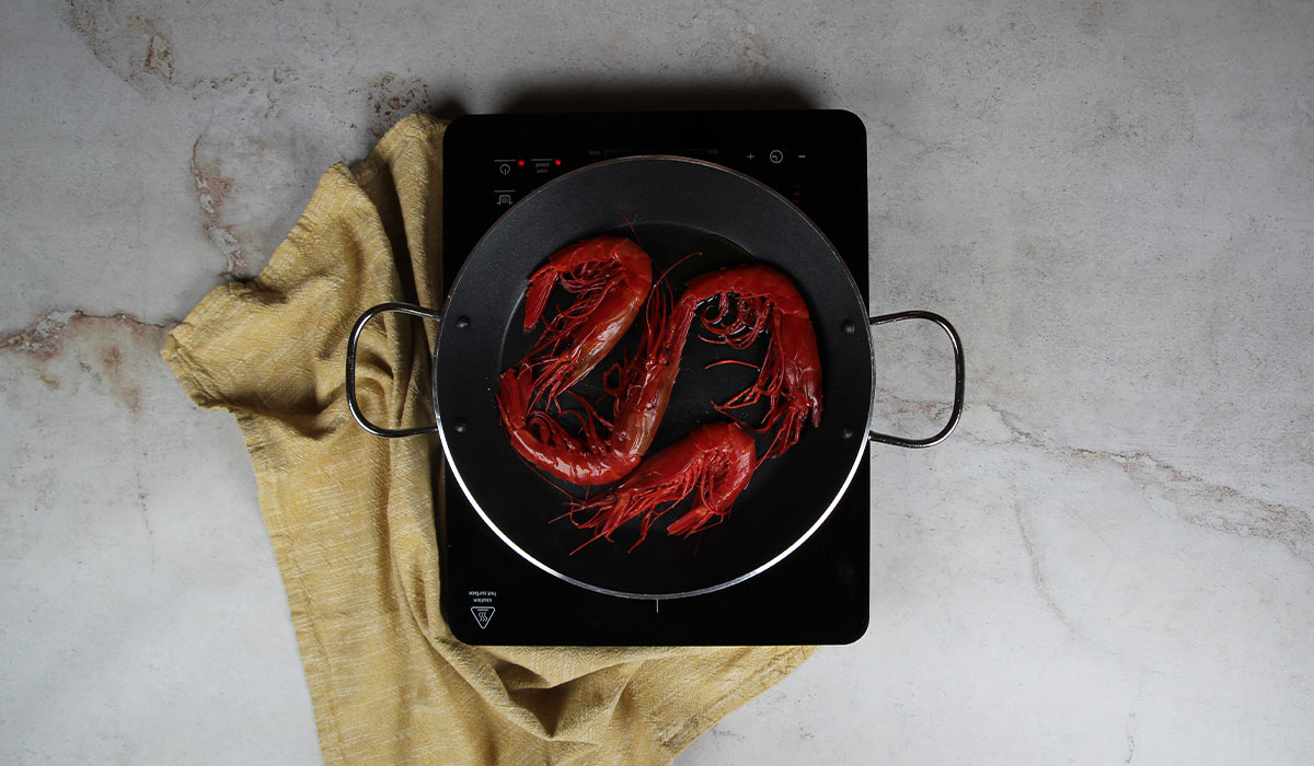 Dorar carabineros en Paella de Carabineros