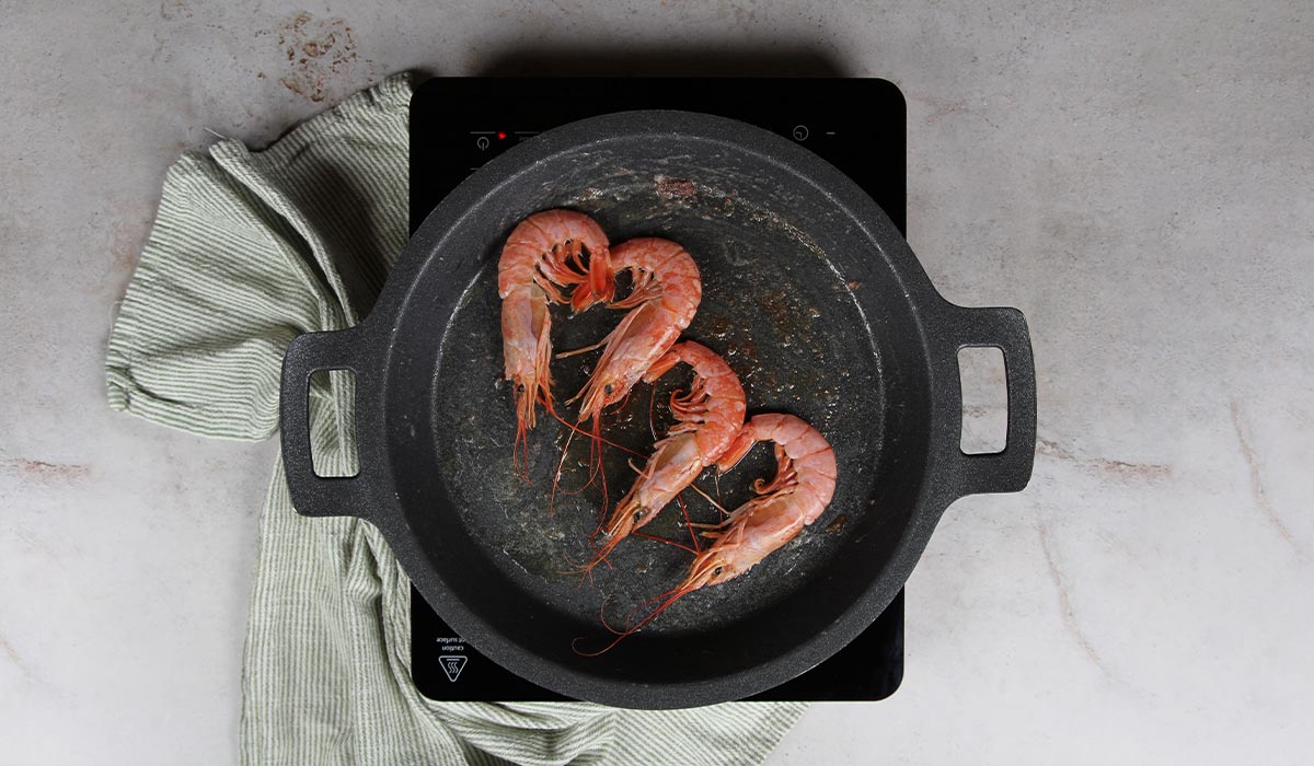 Cocinar gambones para Fideuá al horno