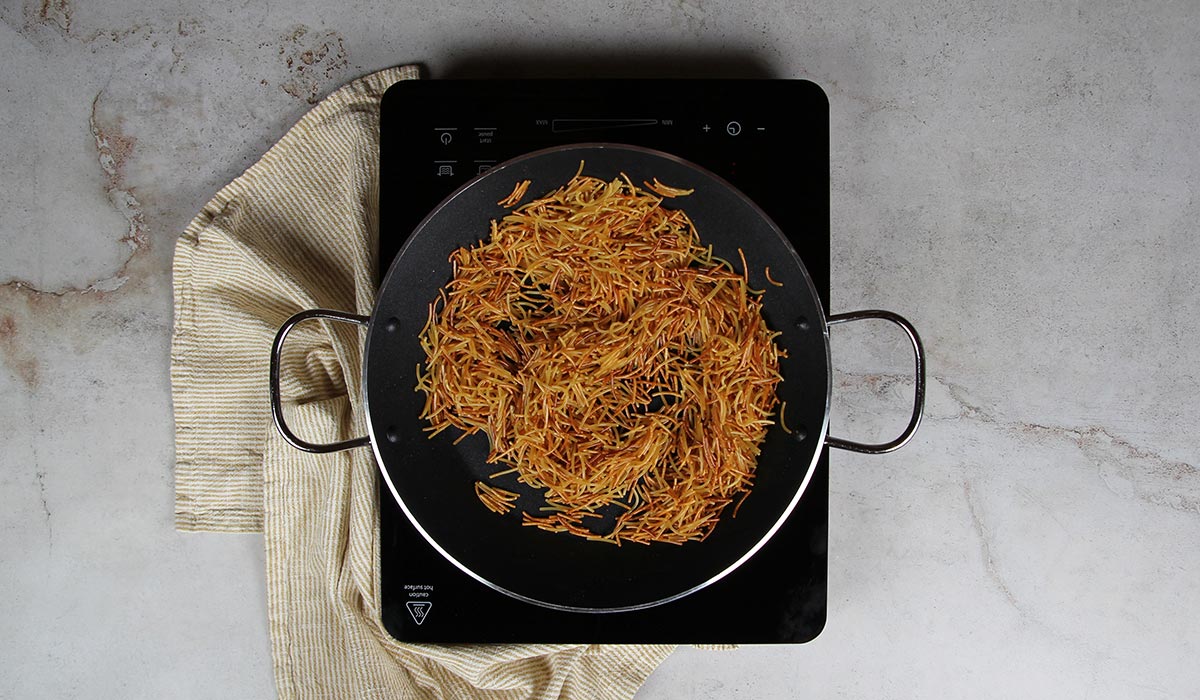 Sofreír fideos para Fideuá receta tradicional