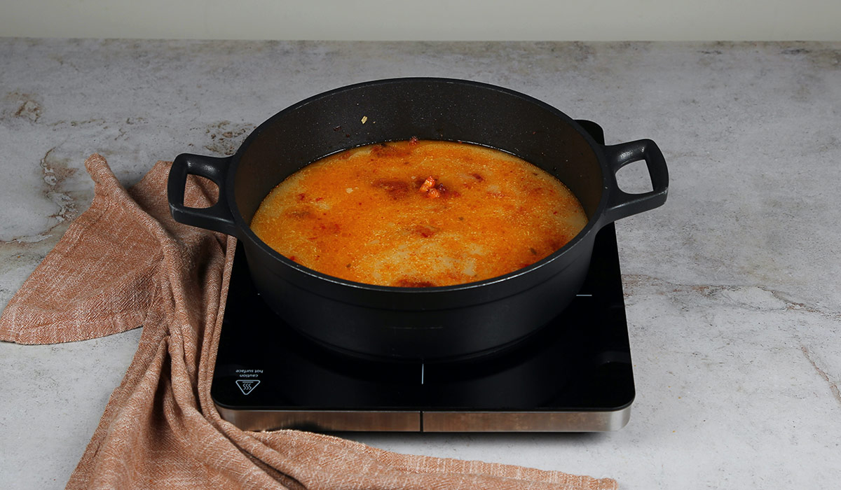 Pimentón y caldo en arroz caldoso con pollo