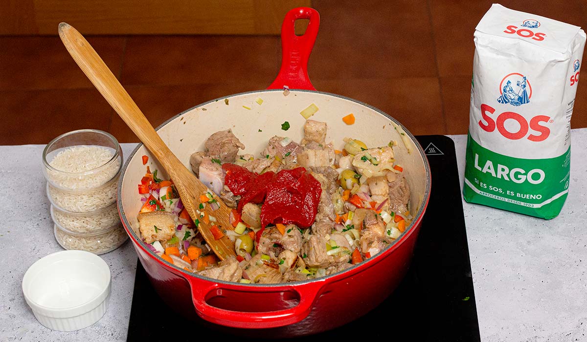 Añadir pasta de tomate al Locrio de Cerdo