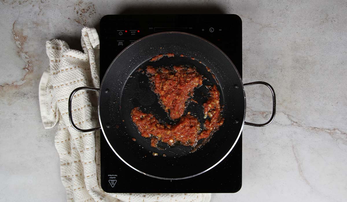 Sofrito en Paella de carne de cerdo