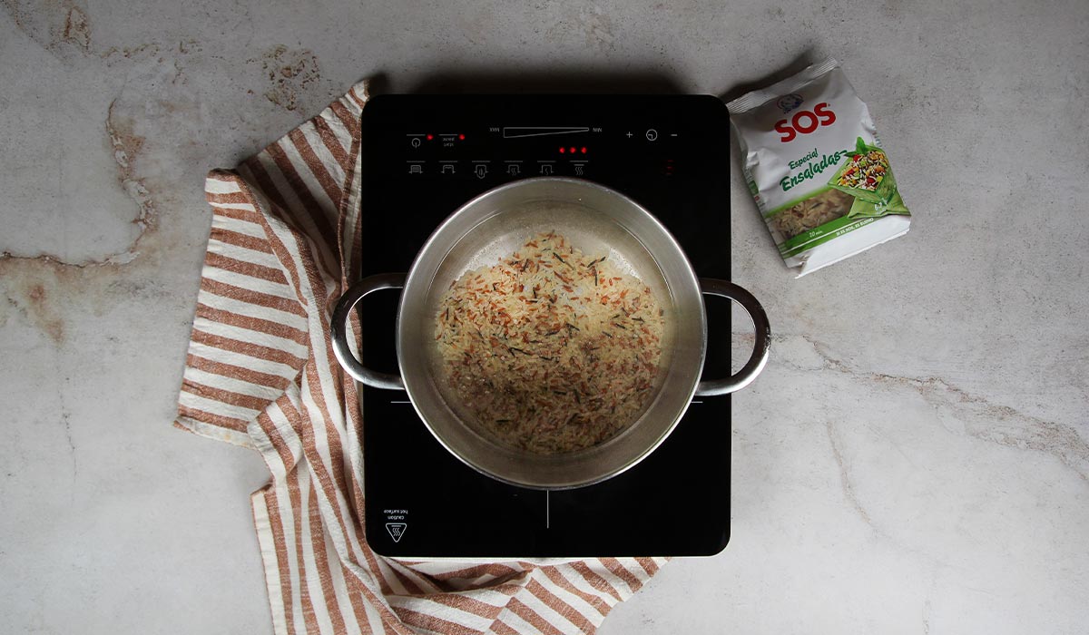 Cocer arroz en Ensalada de Pepino y tomate renovada