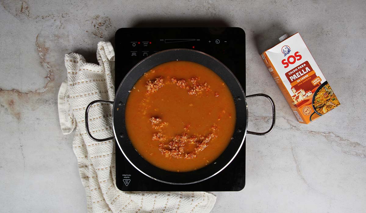 Caldo en Paella de carne de cerdo