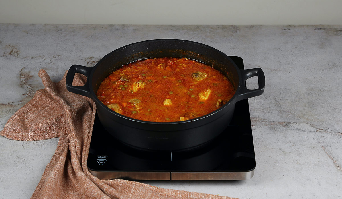 Añadir guisantes a arroz caldoso con pollo