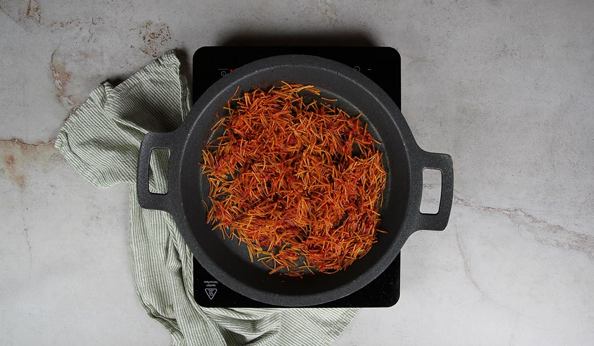 Añadir fideos a Fideuá al horno