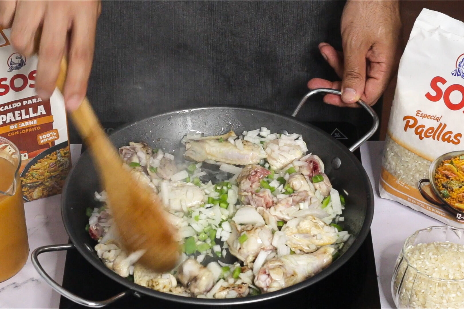 Carne y verduras en paella de carne