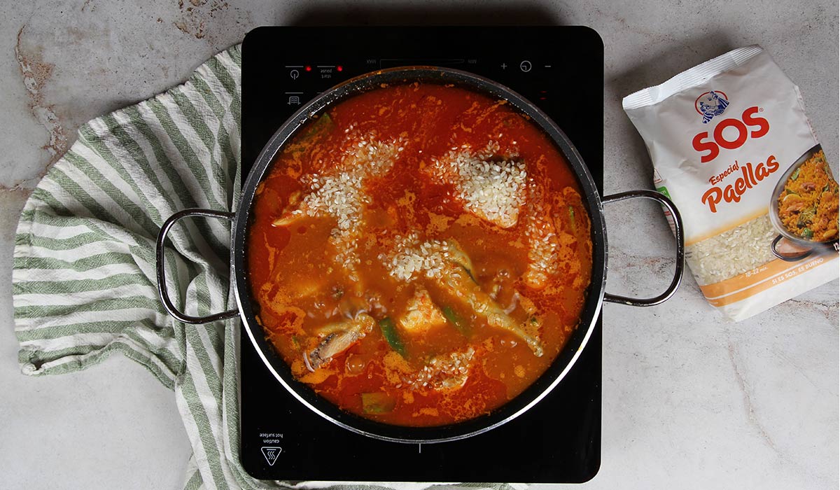 Arroz en Paella con conejo y pollo