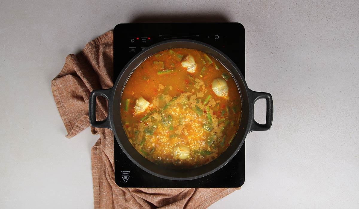 Cocinado de arroz al horno con verduras