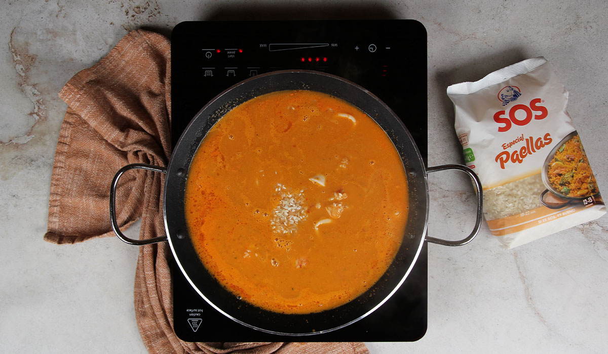 Arroz en paella con salmorreta