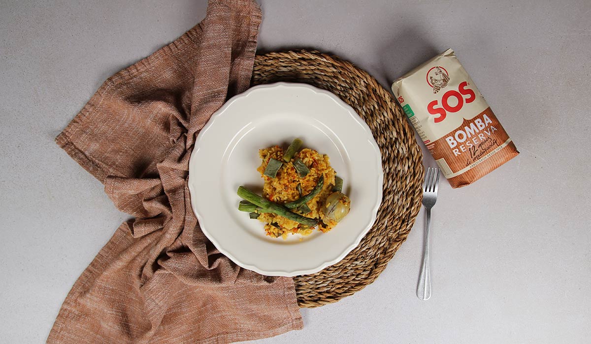 Presentación de arroz al horno con verduras