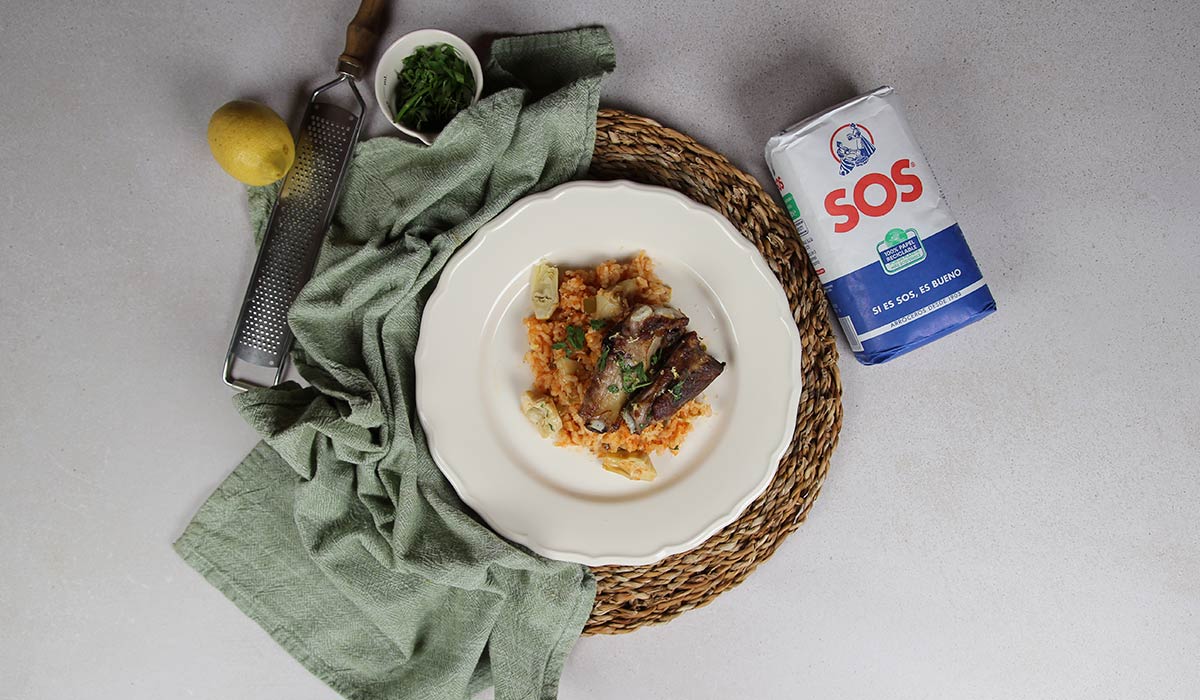 Presentación de Arroz con costillas y alcachofas