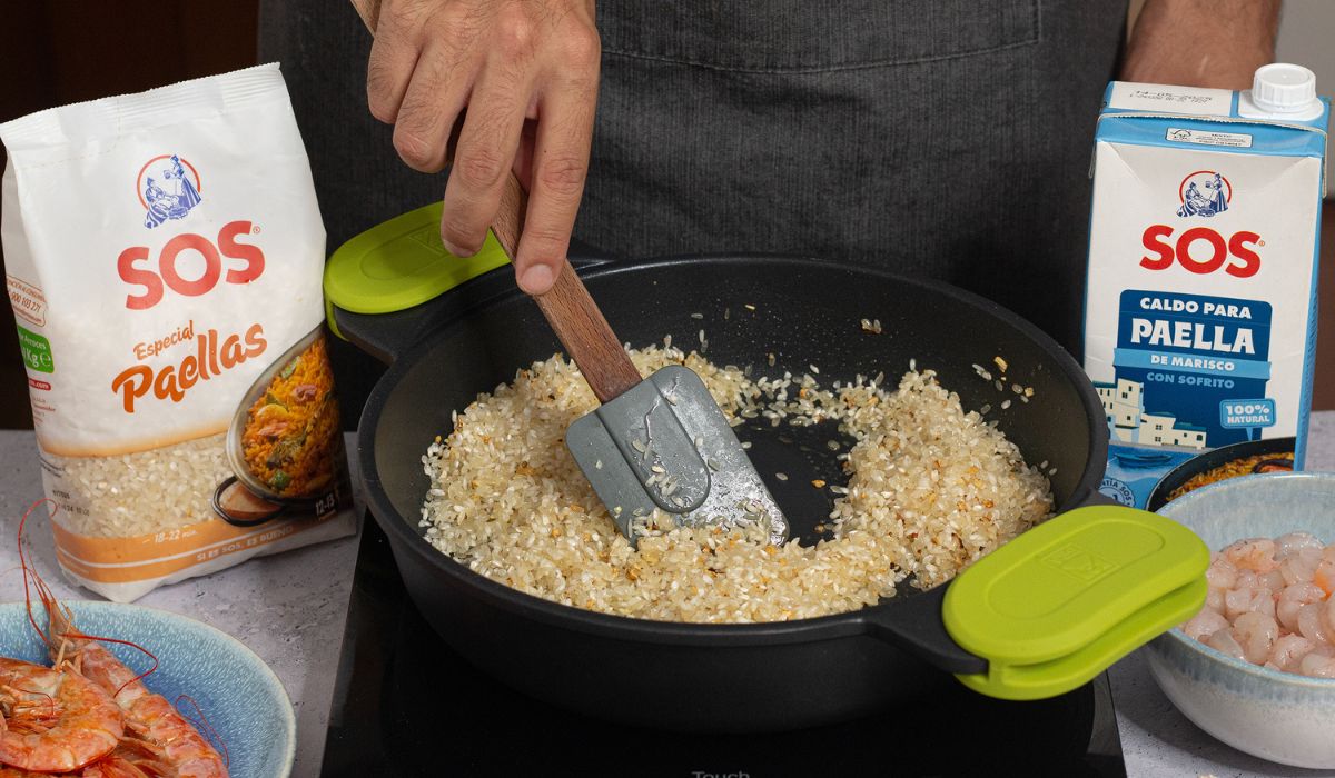 Sofrito y arroz en Paella de gambas