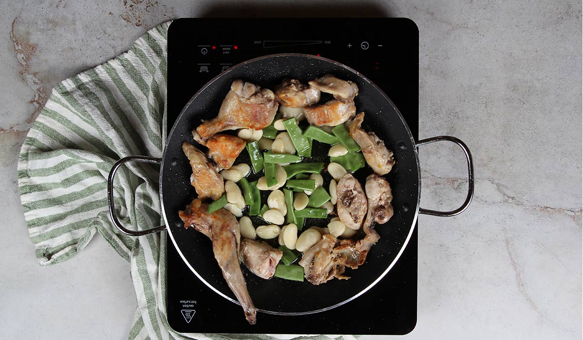 Verduras en Paella con conejo y pollo