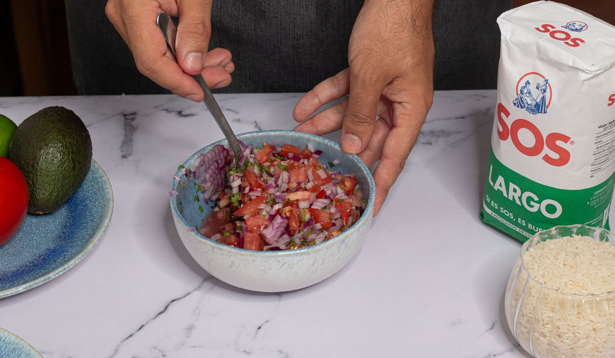 Preparar pico de gallo en Fajitas con arroz