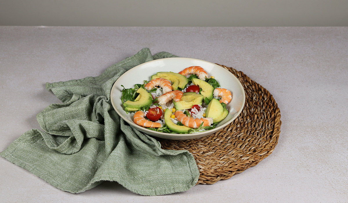 Montar la ensalada para ensalada de aguacate y langostinos