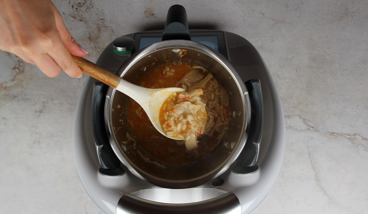 Cocción con caldo en Arroz con setas en thermomix