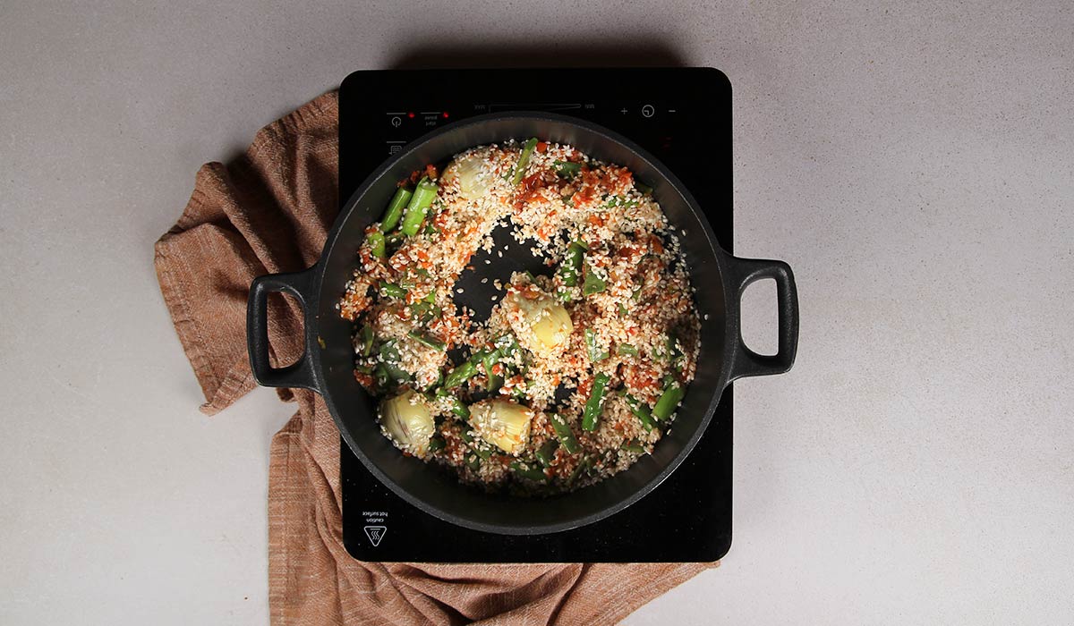 Incorporar verduras y arroz en arroz al horno con verduras