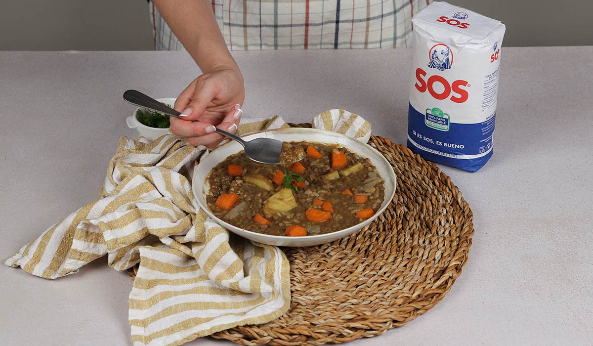 Servir Lentejas con verduras y arroz