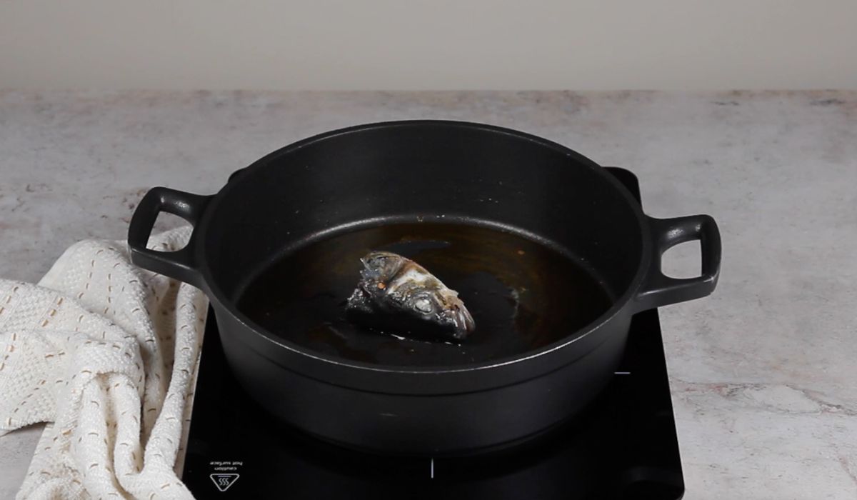 Freír cabeza de pescado en arroz caldero murciano