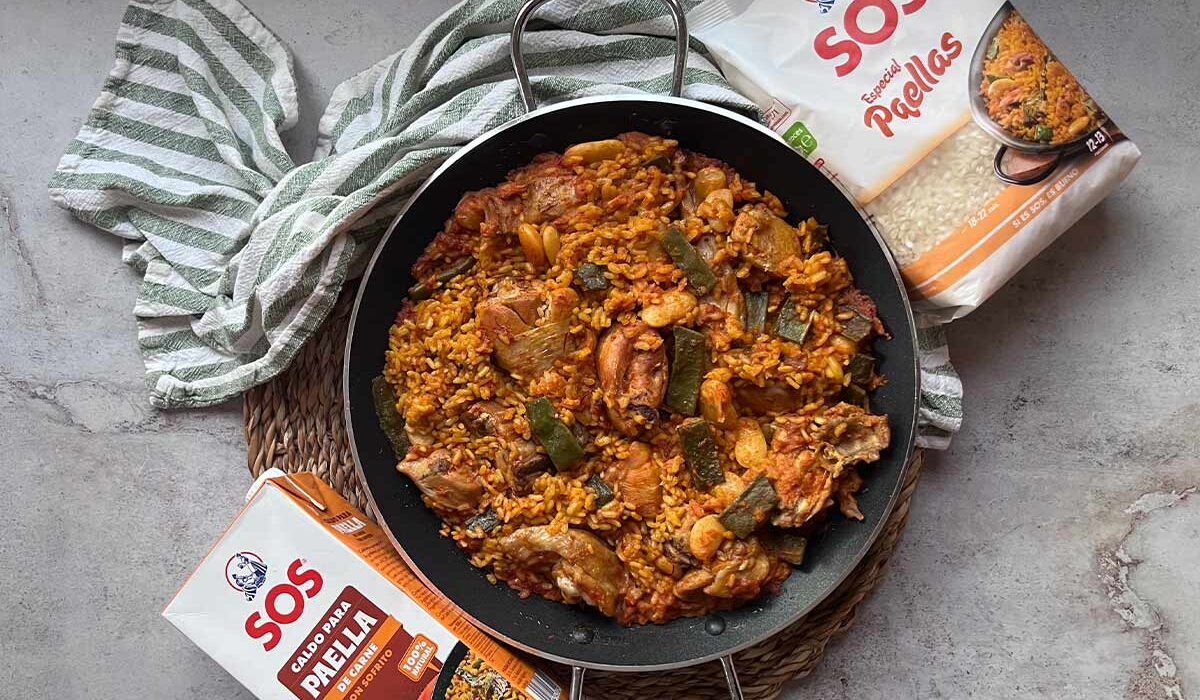 Presentación de Paella de conejo y pollo