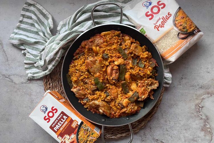 Foto de Paella con conejo y pollo